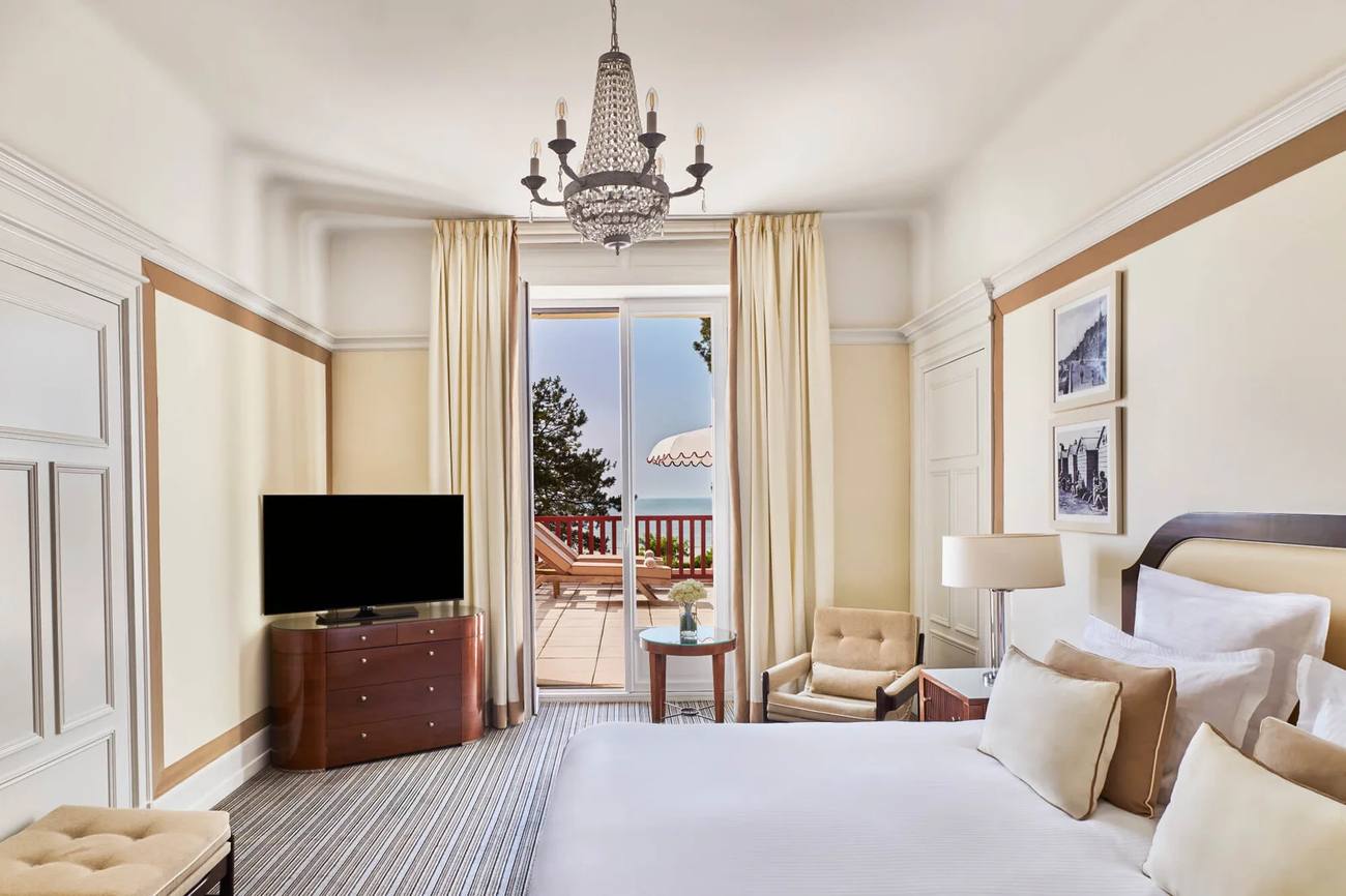 Chambre Prestige Mer Terrasse de l'Hôtel L'Hermitage La Baule, décor beige et bleu